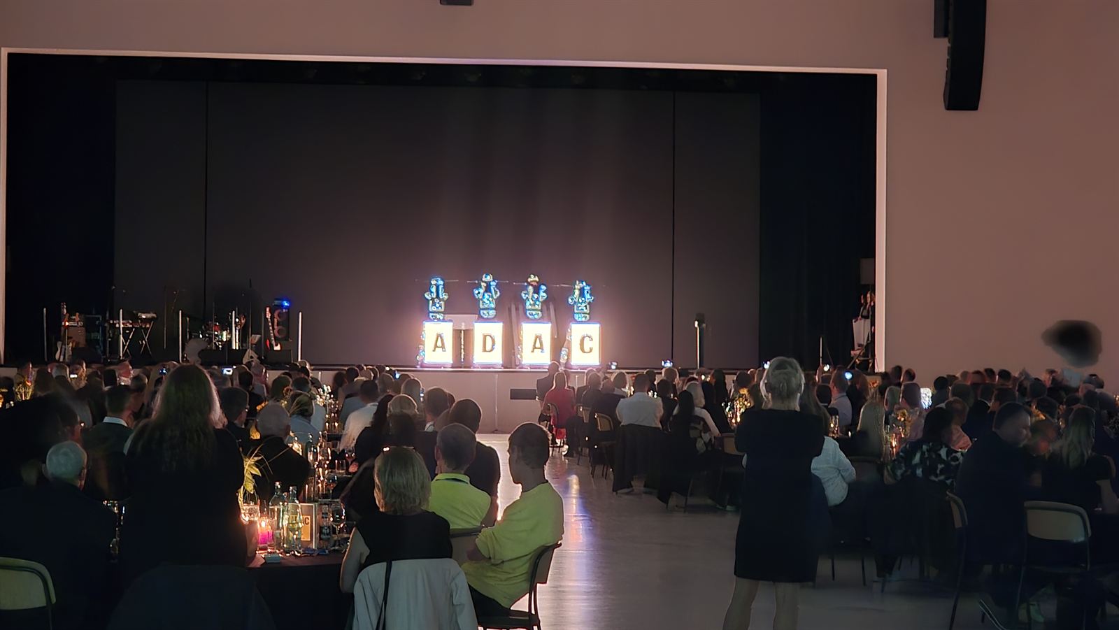Gala-Bühne mit leuchtenden ADAC-Buchstaben vor Publikum
